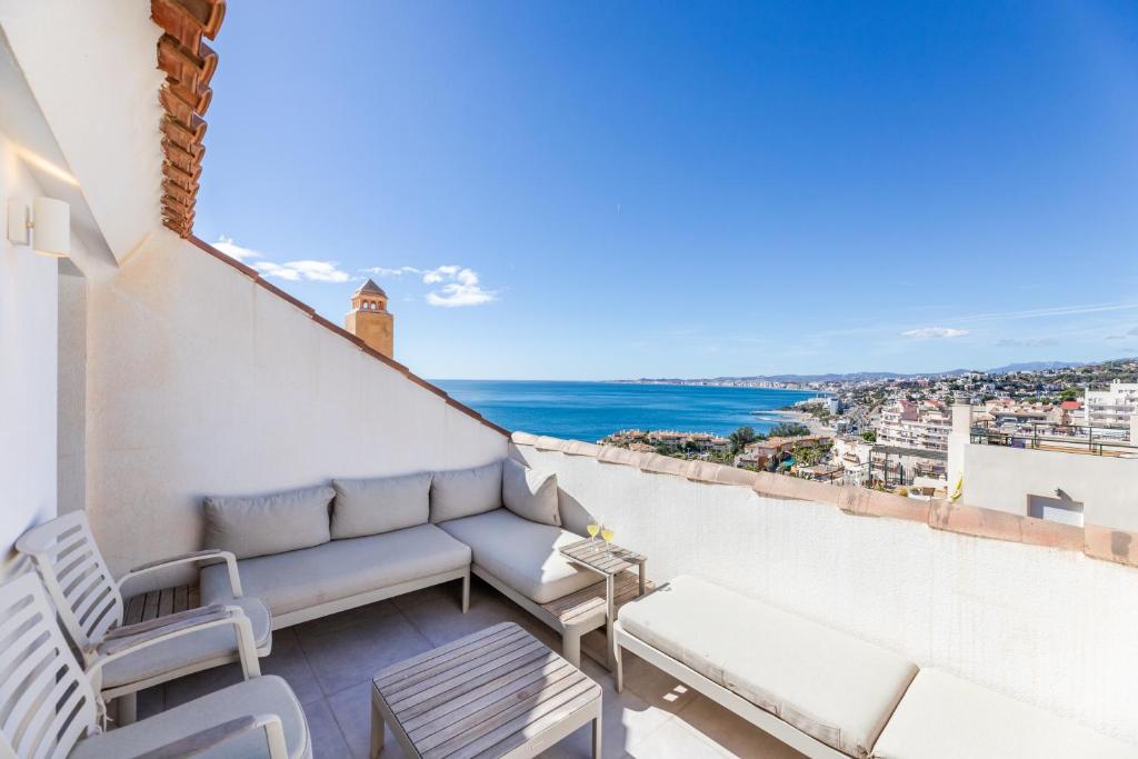 Stylish 4BD Apt with pool access & nearby beach