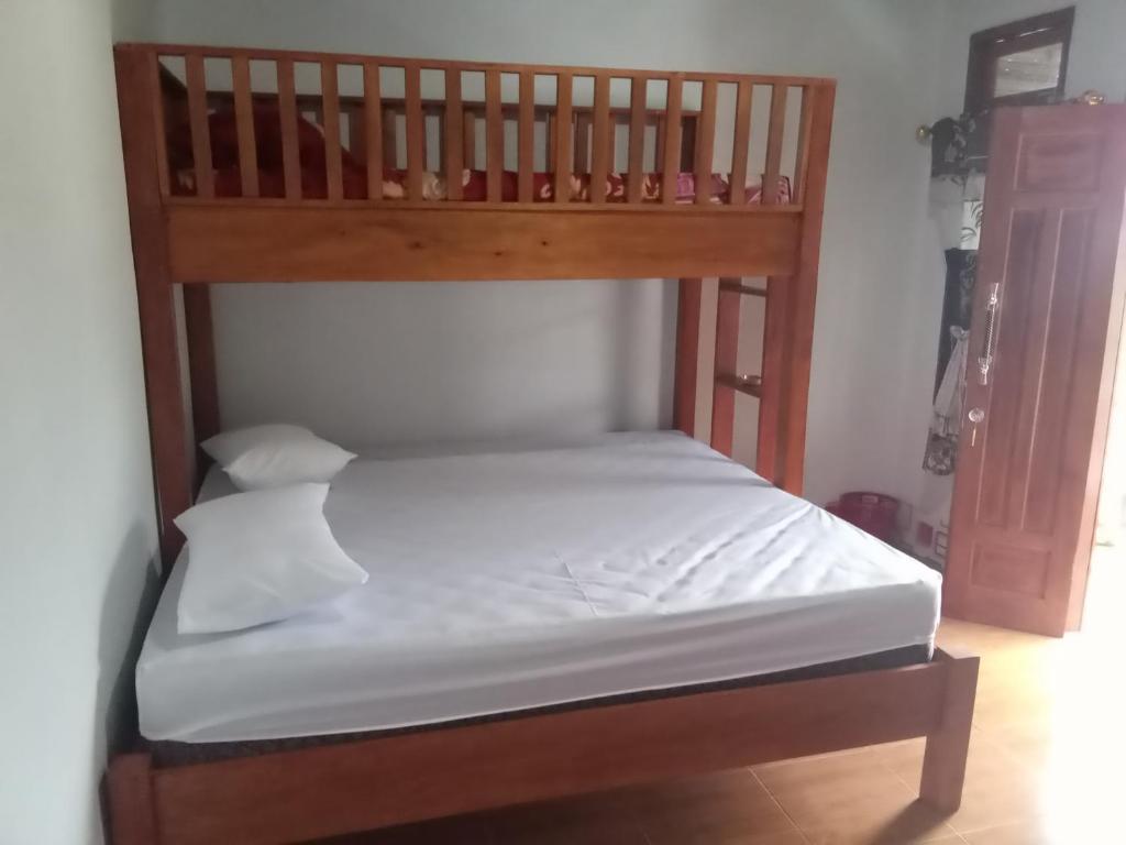 Letto a castello in camera con materasso bianco di Jungle treking & Jungle Tour if you want to stay here,you must book treking only with us a Bukit Lawang