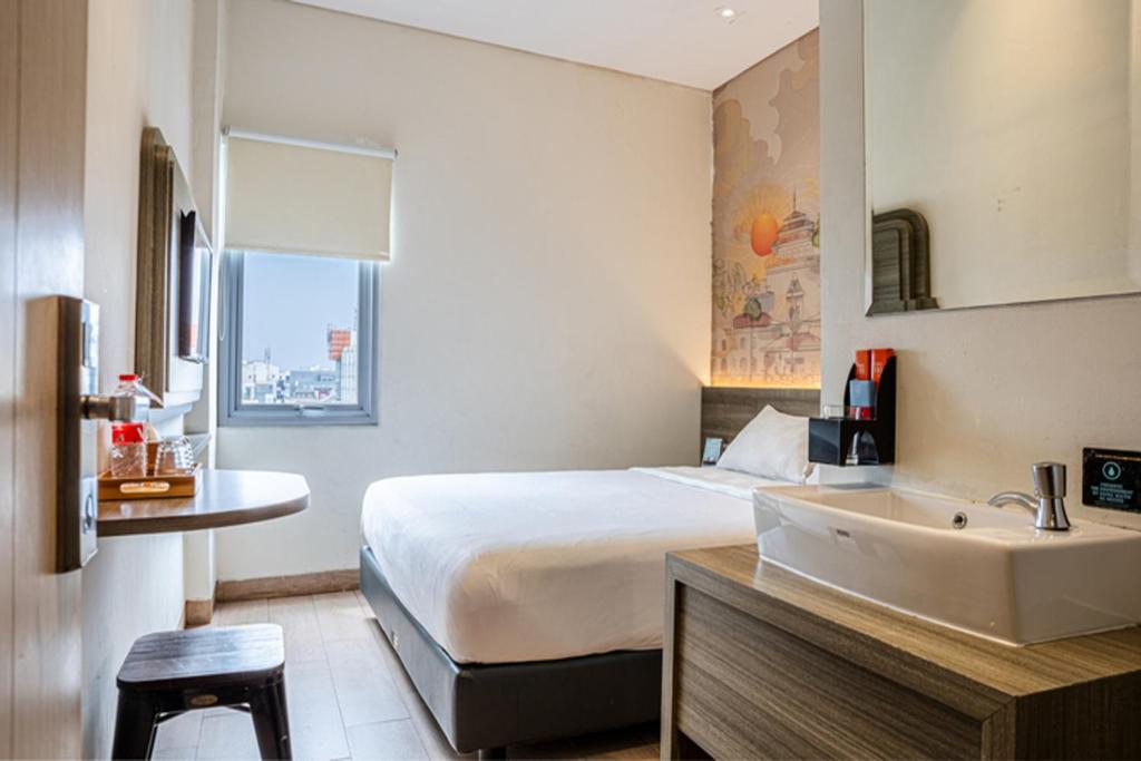 Postel nebo postele na pokoji v ubytování Hotel 88 Alun Alun Bandung By WH