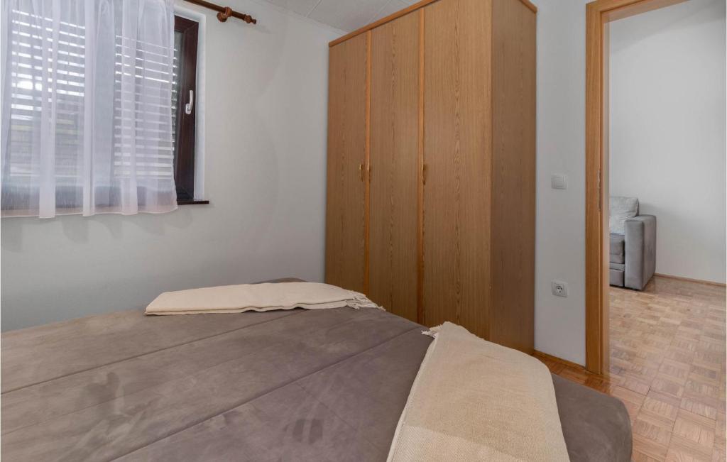 Postel nebo postele na pokoji v ubytování 2 Bedroom Lovely Apartment In Jadranovo