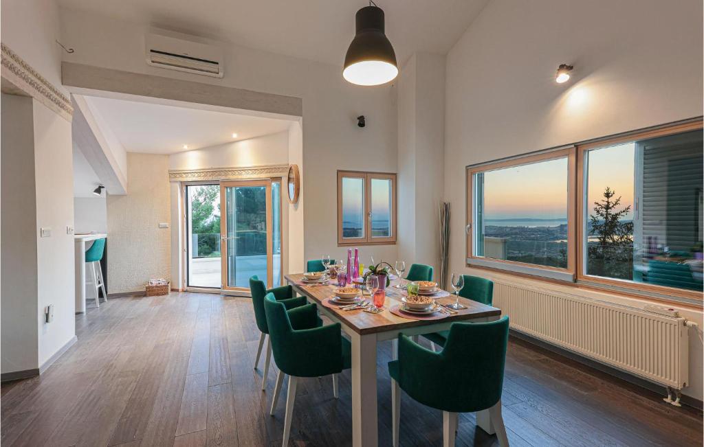 Fotografie z fotogalerie ubytování Four-Bedroom Holiday Home In Klis v destinaci Klis
