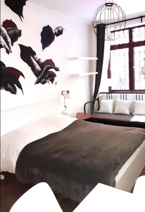 - une chambre avec un lit et un mur avec des chauves-souris dans l'établissement Studio de charme neuf Tourny Hyper centre Bordeaux, à Bordeaux