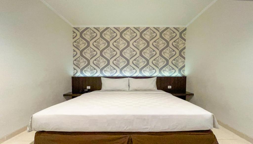 Postel nebo postele na pokoji v ubytování Hotel 88 Embong Kenongo - Kayun By WH