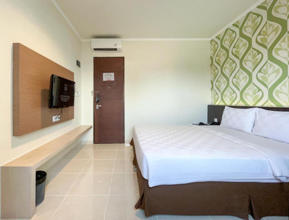 Postel nebo postele na pokoji v ubytování Hotel 88 Embong Kenongo - Kayun By WH