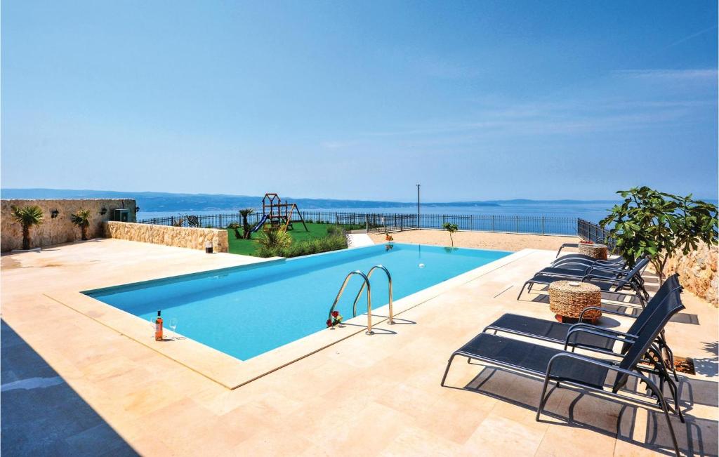 Bazén v ubytovaní Eight-Bedroom Holiday Home In Podstrana alebo v jeho blízkosti