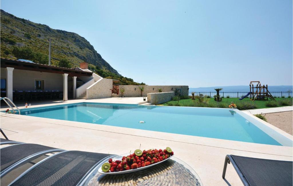 Bazén v ubytovaní Eight-Bedroom Holiday Home In Podstrana alebo v jeho blízkosti