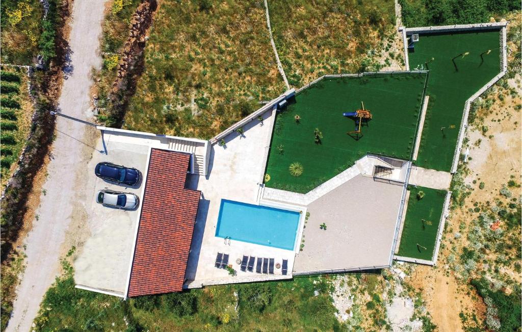 Bazén v ubytovaní Eight-Bedroom Holiday Home In Podstrana alebo v jeho blízkosti