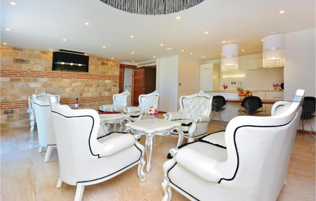 Televízia a/alebo spoločenská miestnosť v ubytovaní Eight-Bedroom Holiday Home In Podstrana