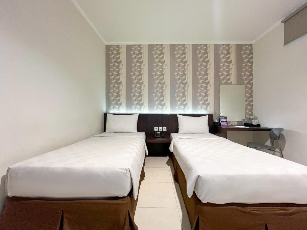 Postel nebo postele na pokoji v ubytování Hotel 88 Embong Kenongo - Kayun By WH