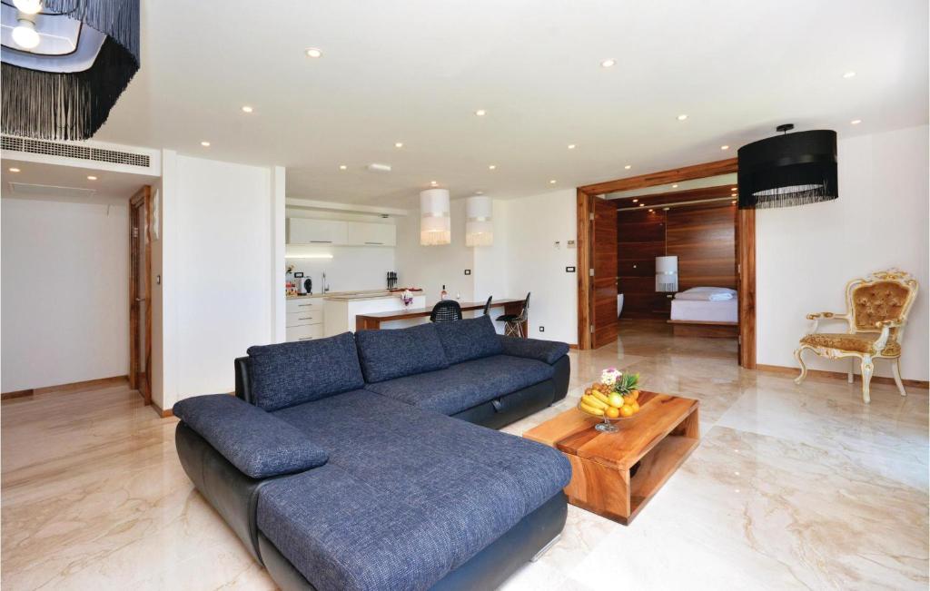 Posedenie v ubytovaní Eight-Bedroom Holiday Home In Podstrana