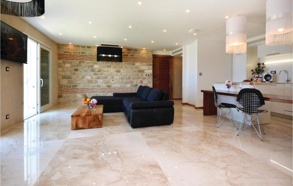 Posedenie v ubytovaní Eight-Bedroom Holiday Home In Podstrana