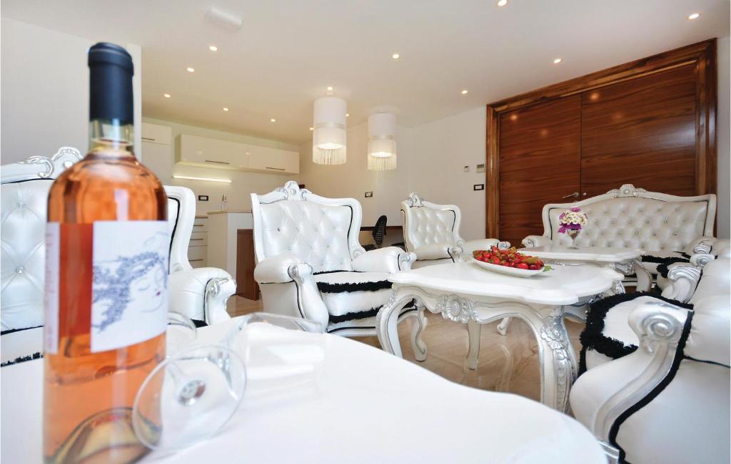 Nápoje v ubytovaní Eight-Bedroom Holiday Home In Podstrana