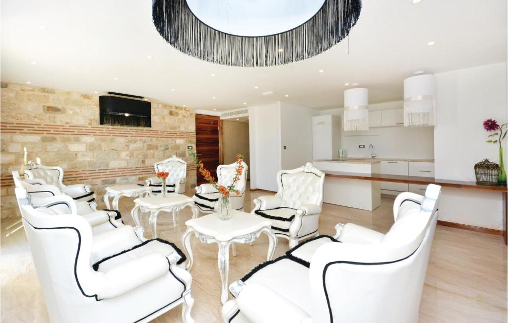 Televízia a/alebo spoločenská miestnosť v ubytovaní Eight-Bedroom Holiday Home In Podstrana