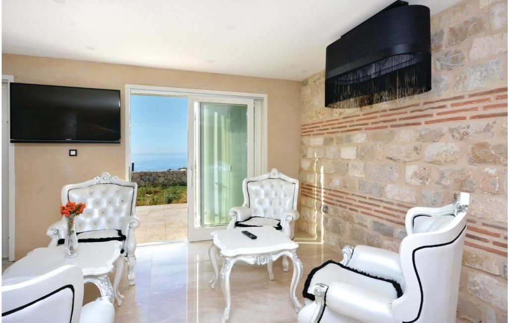 Televízia a/alebo spoločenská miestnosť v ubytovaní Eight-Bedroom Holiday Home In Podstrana