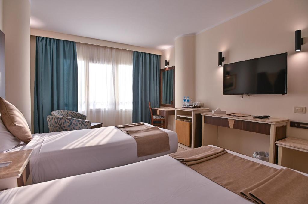 Postel nebo postele na pokoji v ubytování Swiss Inn Nile Hotel