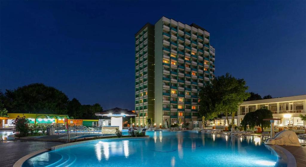 Bazén v ubytování Hotel AquaPark Balada Saturn - ULTRA ALL INCLUSIVE nebo v jeho okolí
