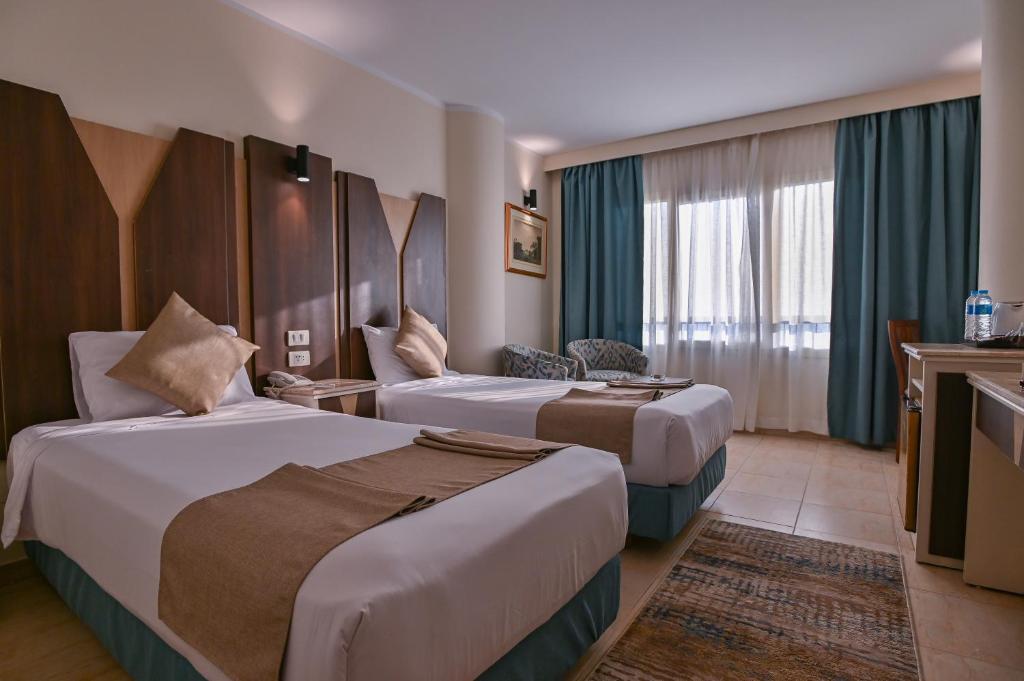 Postel nebo postele na pokoji v ubytování Swiss Inn Nile Hotel