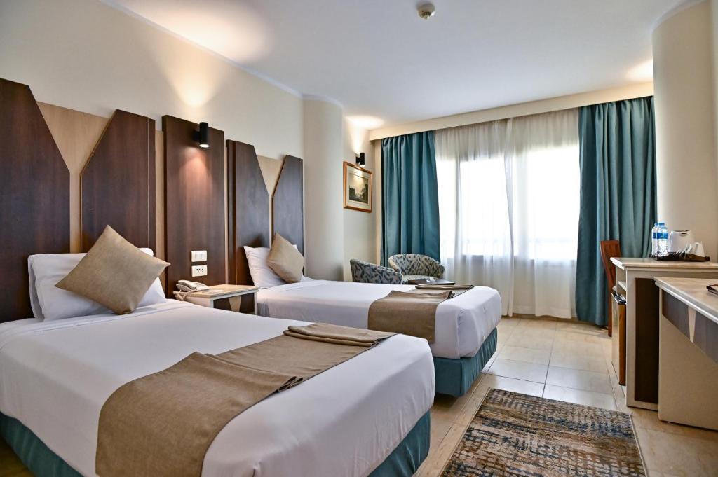 Postel nebo postele na pokoji v ubytování Swiss Inn Nile Hotel