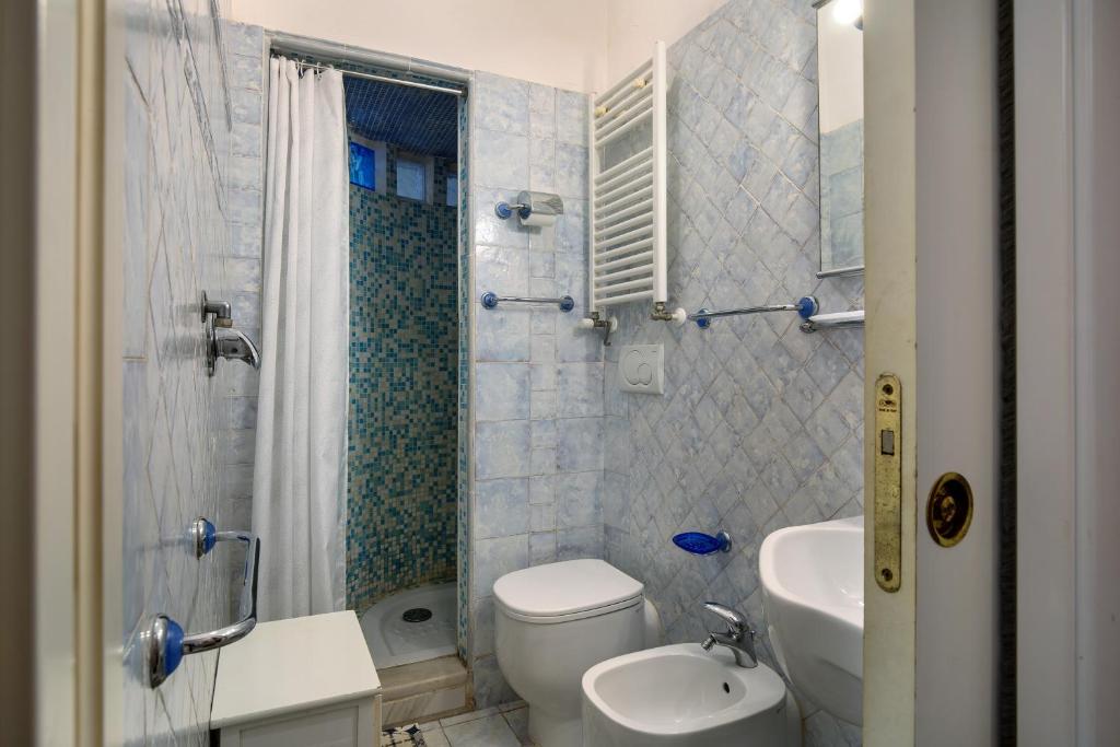Kúpeľňa v ubytovaní Best Relax Home Marina Di Carrara
