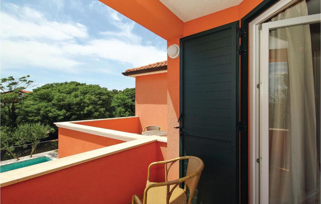 balkon z drzwiami i krzesłem w obiekcie 4 Bedroom Awesome Home In Umag w mieście Murine