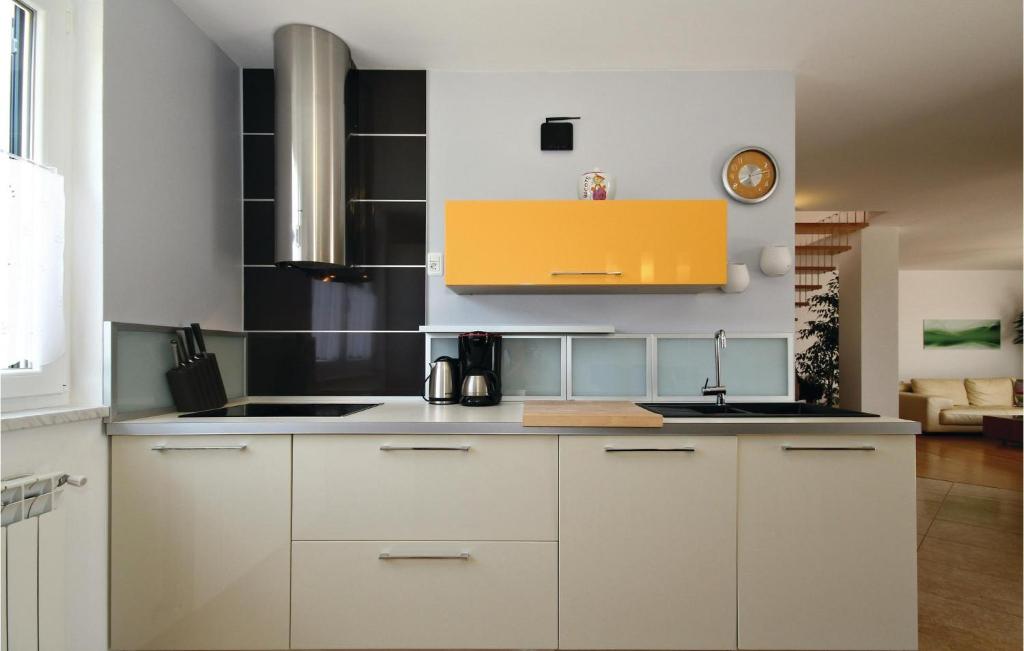 Kuchnia lub aneks kuchenny w obiekcie 4 Bedroom Awesome Home In Umag