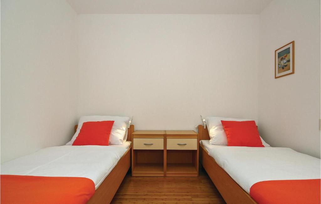 Łóżko lub łóżka w pokoju w obiekcie 4 Bedroom Awesome Home In Umag