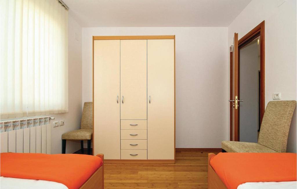 Łóżko lub łóżka w pokoju w obiekcie 4 Bedroom Awesome Home In Umag