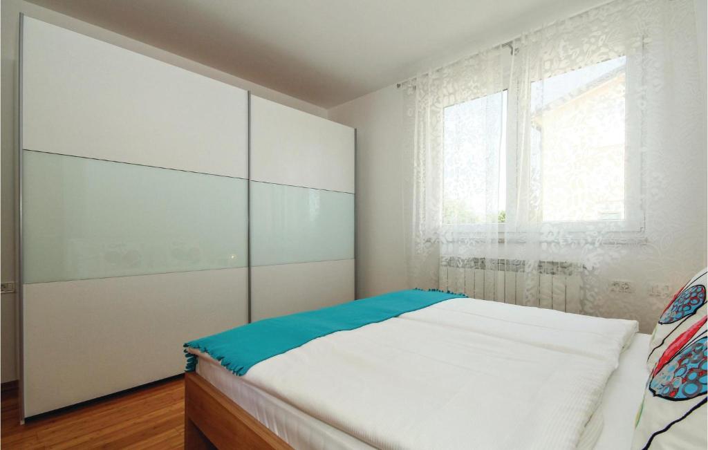 Łóżko lub łóżka w pokoju w obiekcie 4 Bedroom Awesome Home In Umag