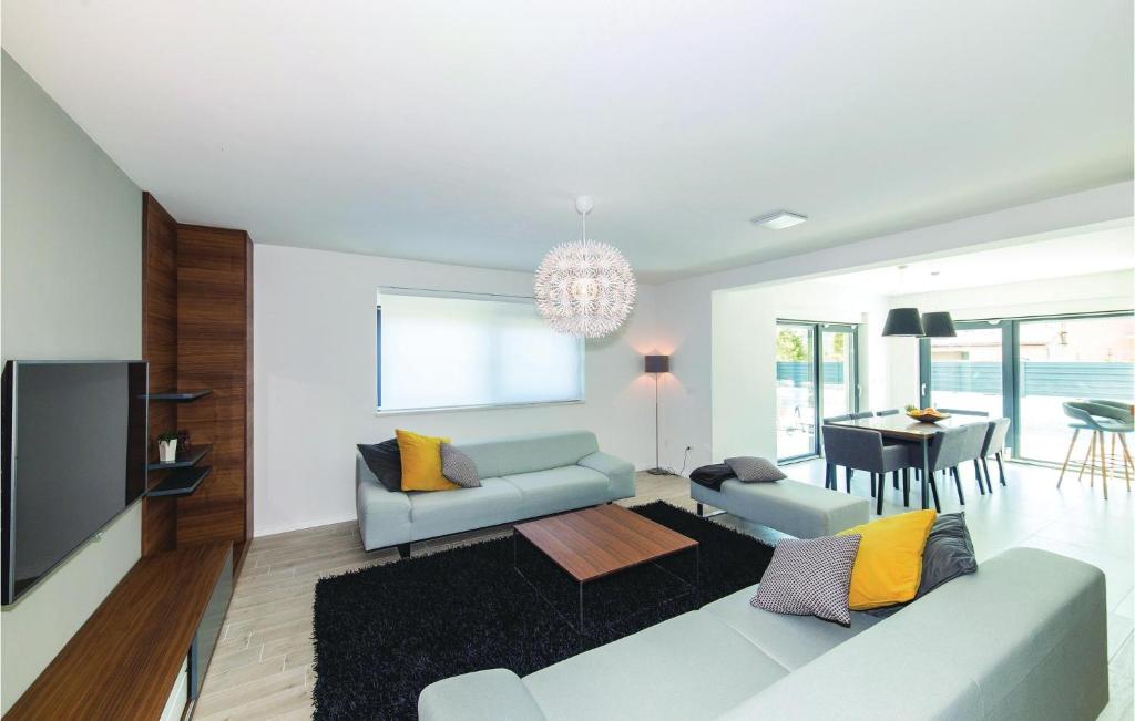 Posezení v ubytování Eight-Bedroom Holiday Home In Kastel Novi