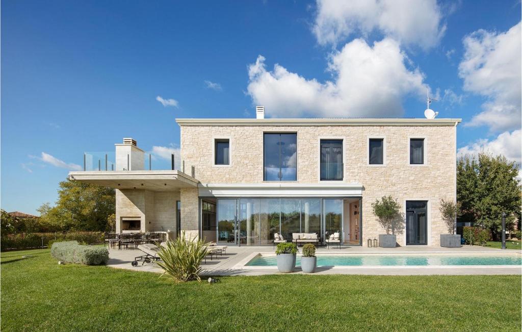 una gran casa de ladrillo con piscina en Villa Valens Residence, en Poreč