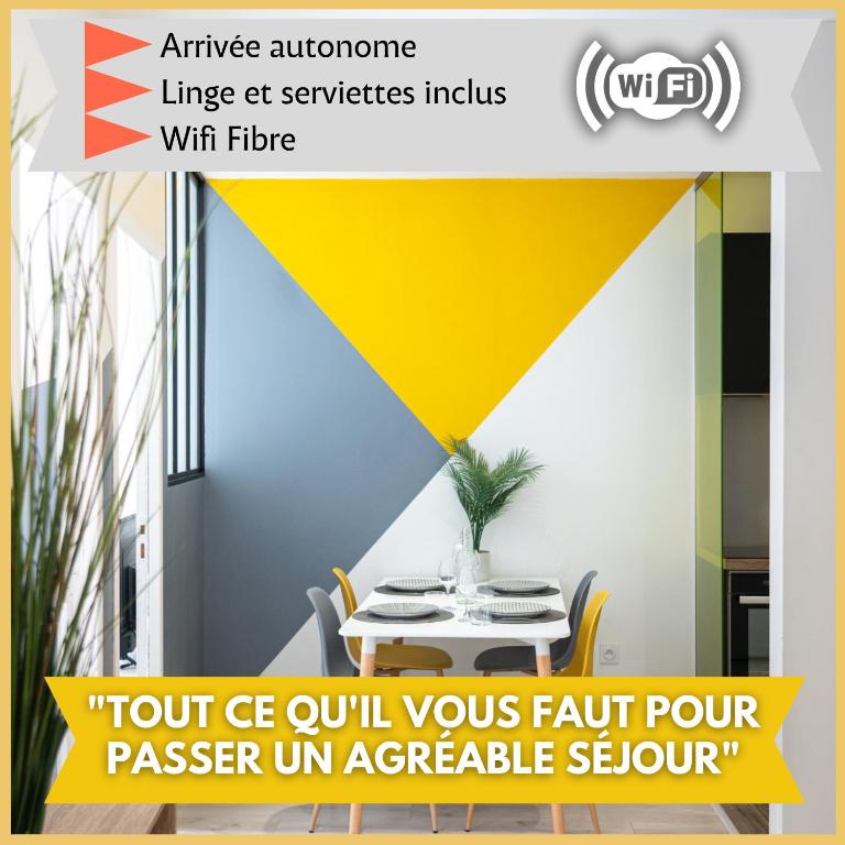 une image d'une chambre avec une table et des chaises dans l'établissement La Bulle Paloise, Appartement, hyper-centre, à Pau