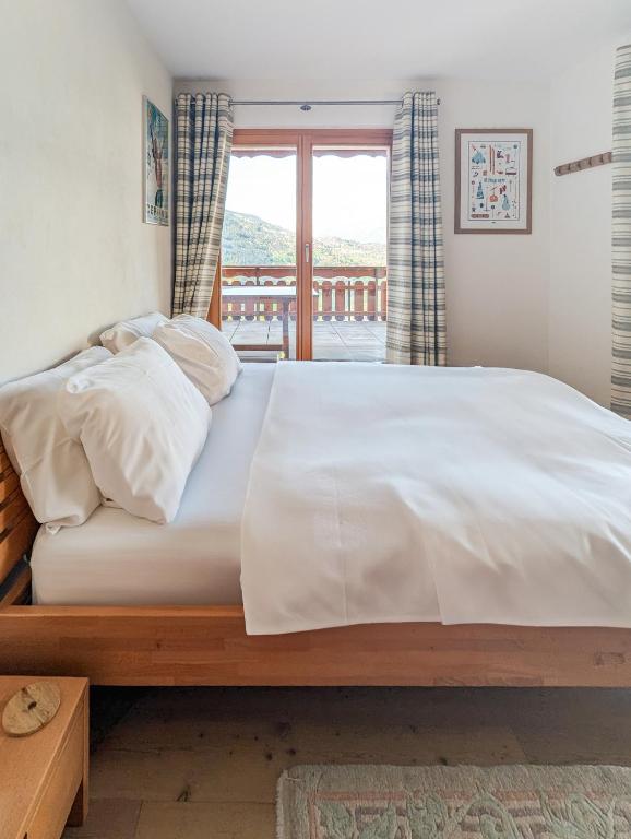 Postel nebo postele na pokoji v ubytování Paisible apt cheminée, terrasse, jardin, vue époustouflante