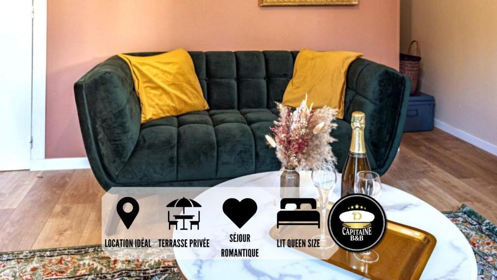 - un salon avec un canapé et une table avec des bouteilles de vin dans l'établissement Champagne en Terrasse - Elégant et Discret, à Troyes