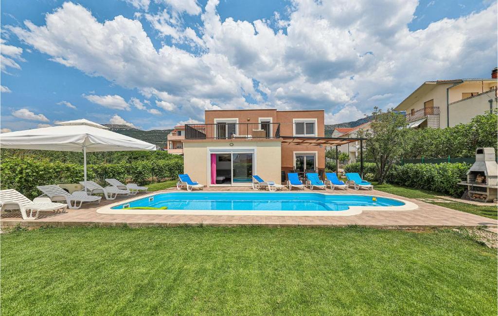 Bazén v ubytování Beautiful Home In Kastel Kambelovac nebo v jeho okolí
