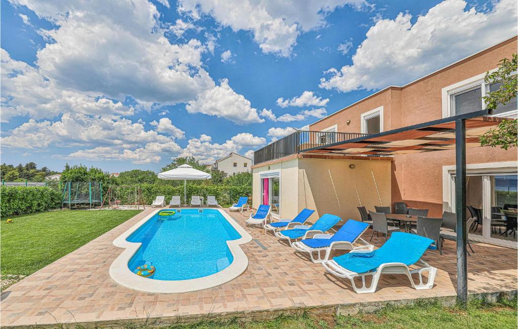 Bazén v ubytování Beautiful Home In Kastel Kambelovac nebo v jeho okolí