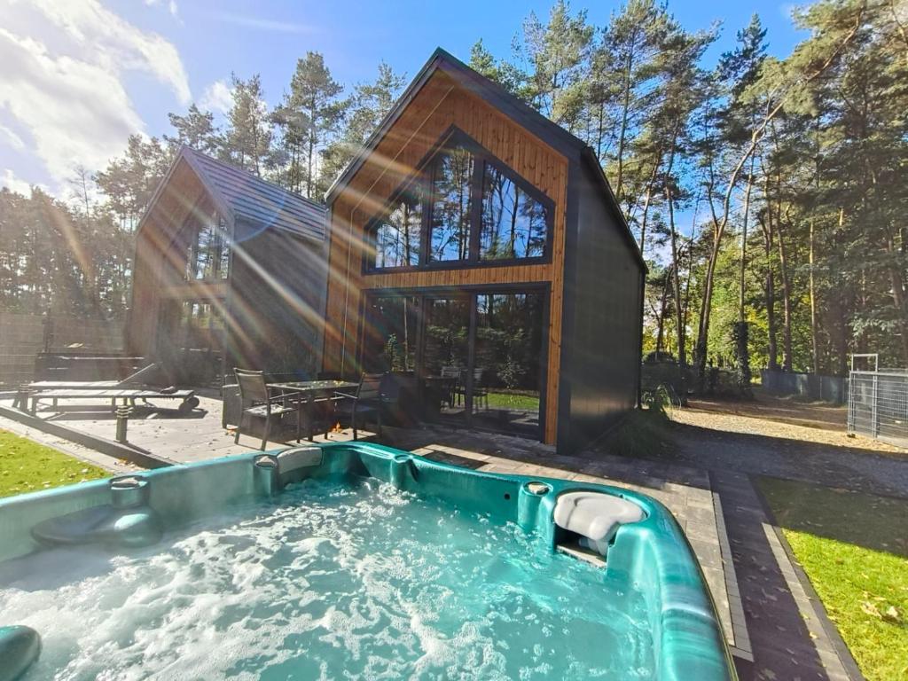 una casa con piscina in giardino di Holiday Hossa House 391 - całoroczne domy z Jacuzzi Sława a Sława