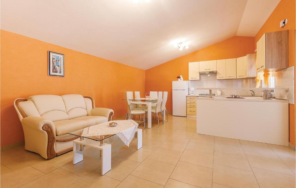 Kuchyň nebo kuchyňský kout v ubytování Apartment Vodnjan With Fireplace 10
