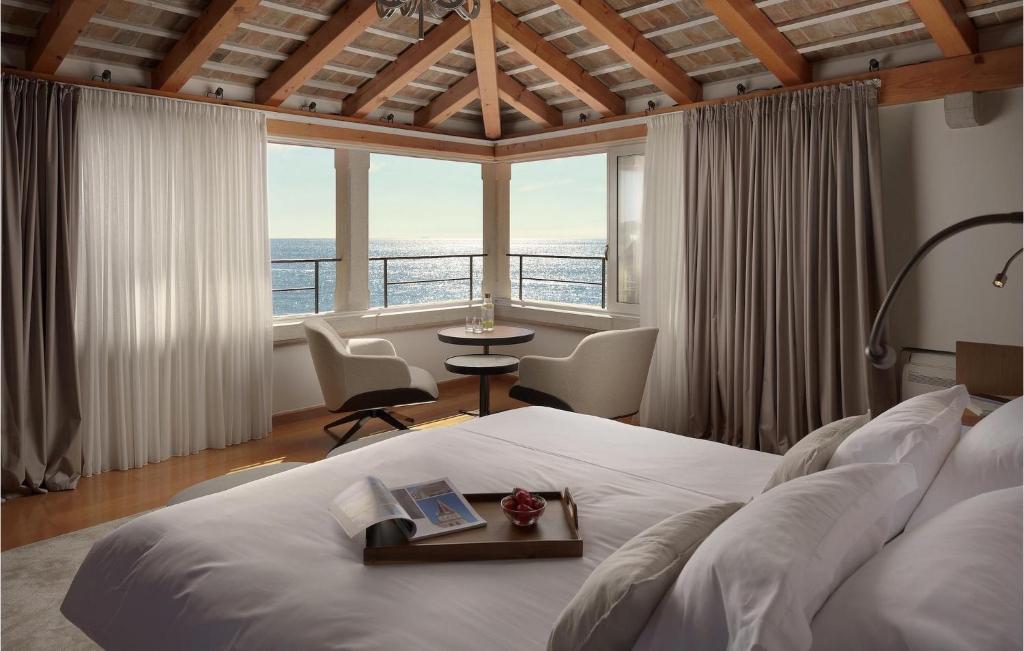 ロヴィニにあるVilla Malipiero Residenceの海の見えるベッドのある寝室