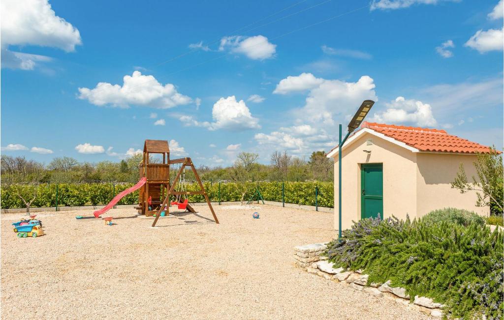 Detský kútik v ubytovaní 3 Bedroom Cozy Home In Kljuc