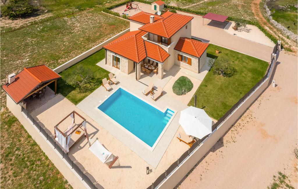 Bazén v ubytovaní 3 Bedroom Cozy Home In Kljuc alebo v jeho blízkosti
