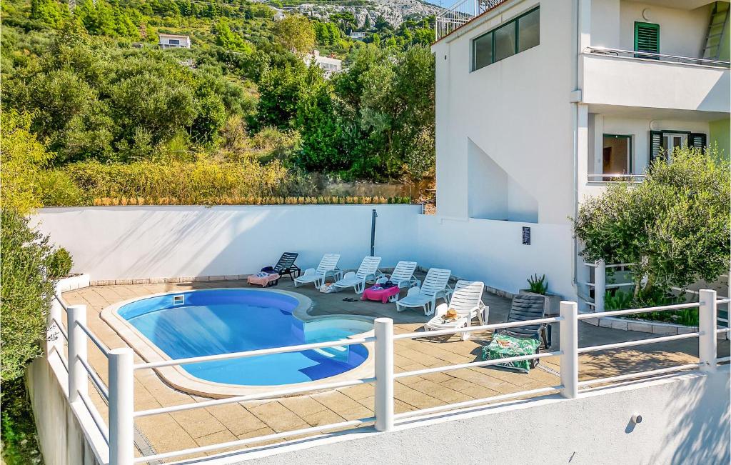 Bazén v ubytovaní Holiday Home Put Zuke I alebo v jeho blízkosti