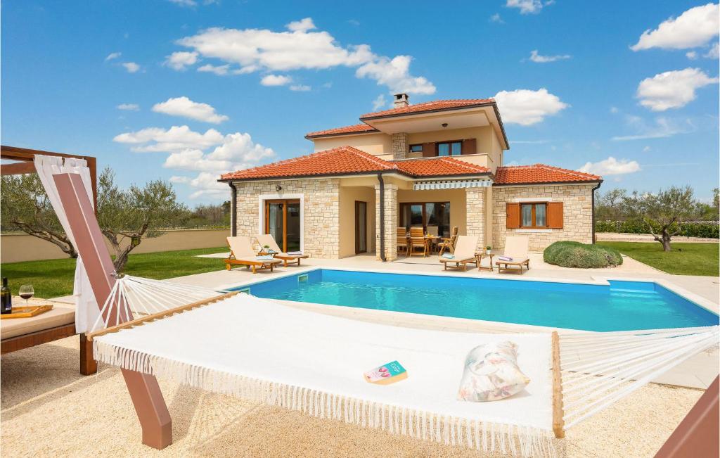 Bazén v ubytovaní 3 Bedroom Cozy Home In Kljuc alebo v jeho blízkosti