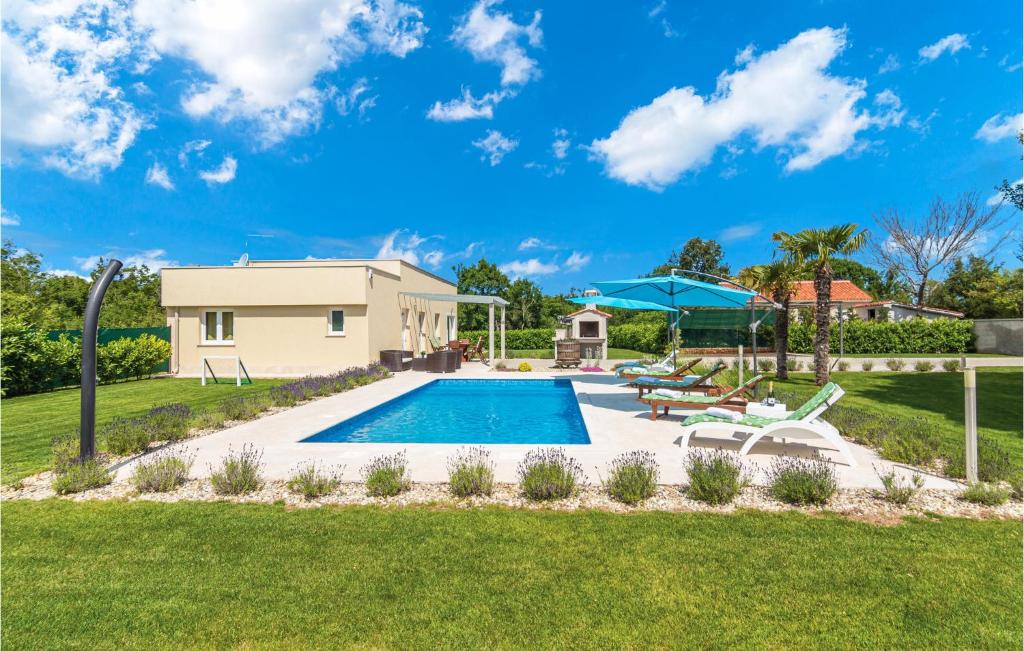 a backyard with a swimming pool and a house at Stunning Home In Bale in Bale