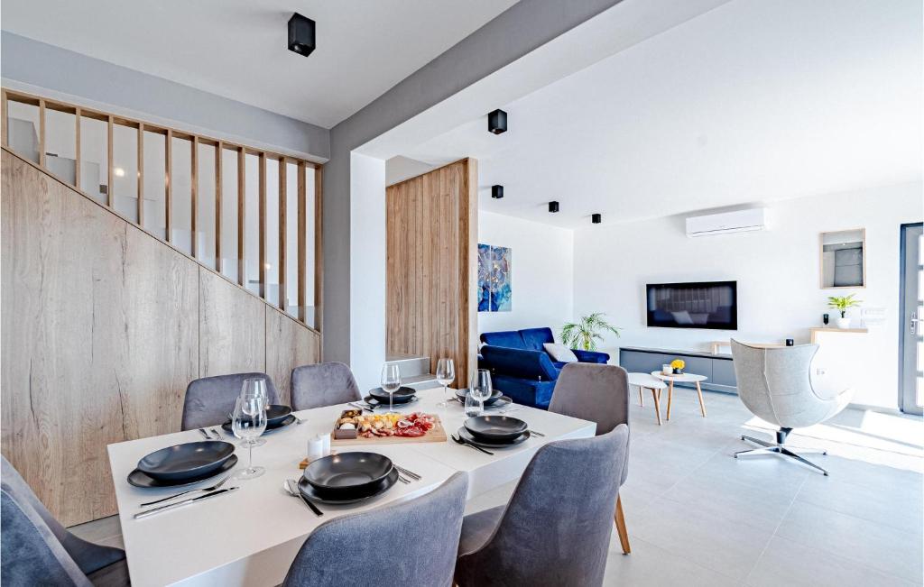 Telewizja i/lub zestaw kina domowego w obiekcie 3 Bedroom Amazing Home In Blato