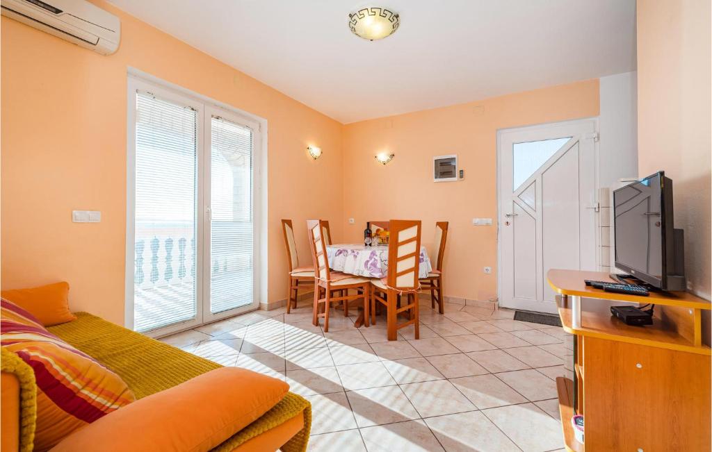 Televízia a/alebo spoločenská miestnosť v ubytovaní Gorgeous Apartment In Rtina With Wifi
