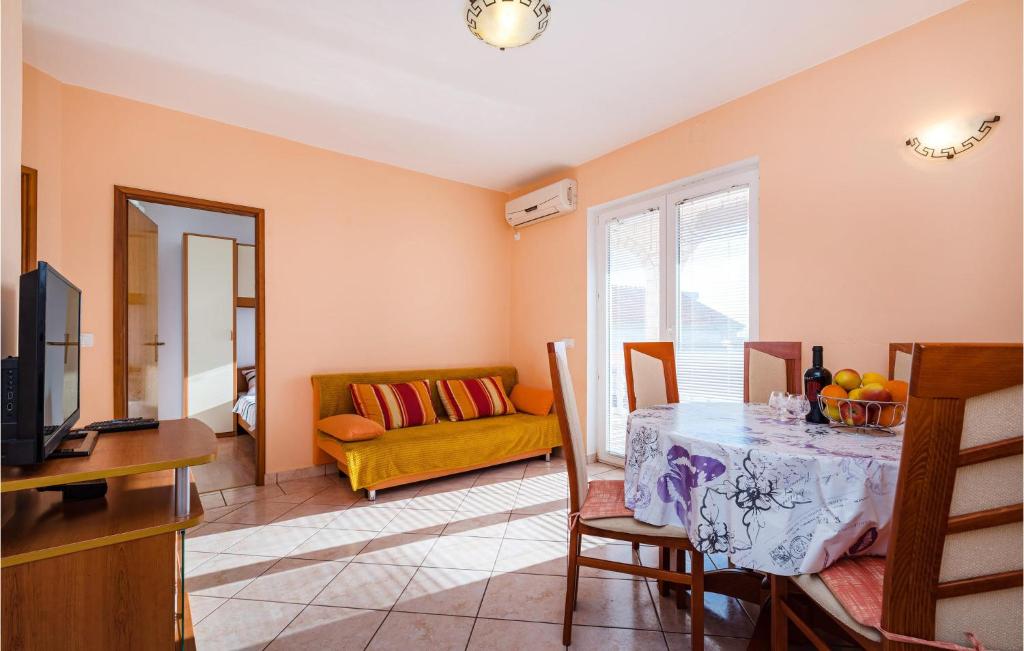 Televízia a/alebo spoločenská miestnosť v ubytovaní Gorgeous Apartment In Rtina With Wifi