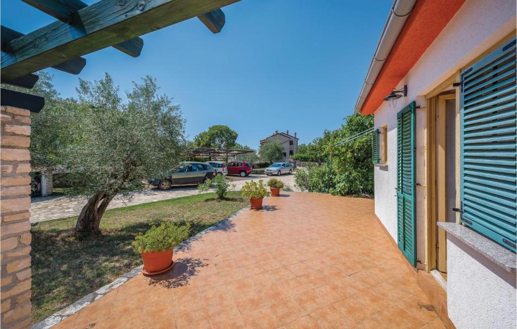 Ogród w obiekcie Beautiful Apartment In Rovinj With Wifi