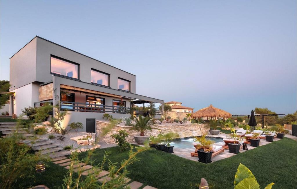 une maison avec un jardin et une piscine dans l'établissement Villa Merapi, à Sveti Lovreč Pazenatički