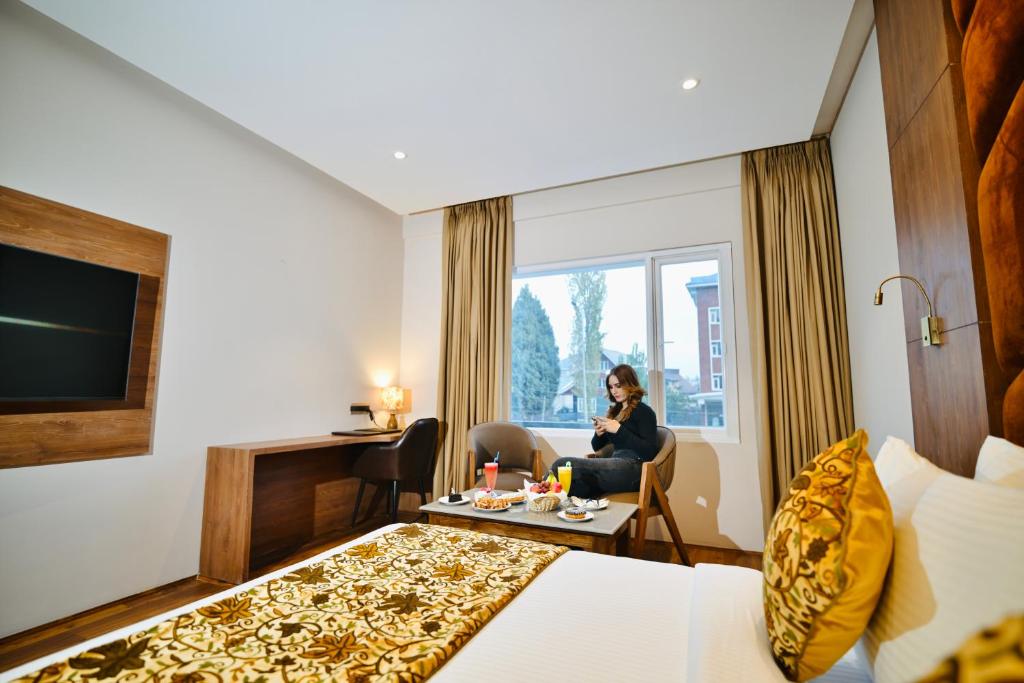 TV a/nebo společenská místnost v ubytování The Olive Hotel Srinagar