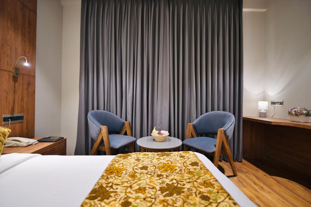 Postel nebo postele na pokoji v ubytování The Olive Hotel Srinagar